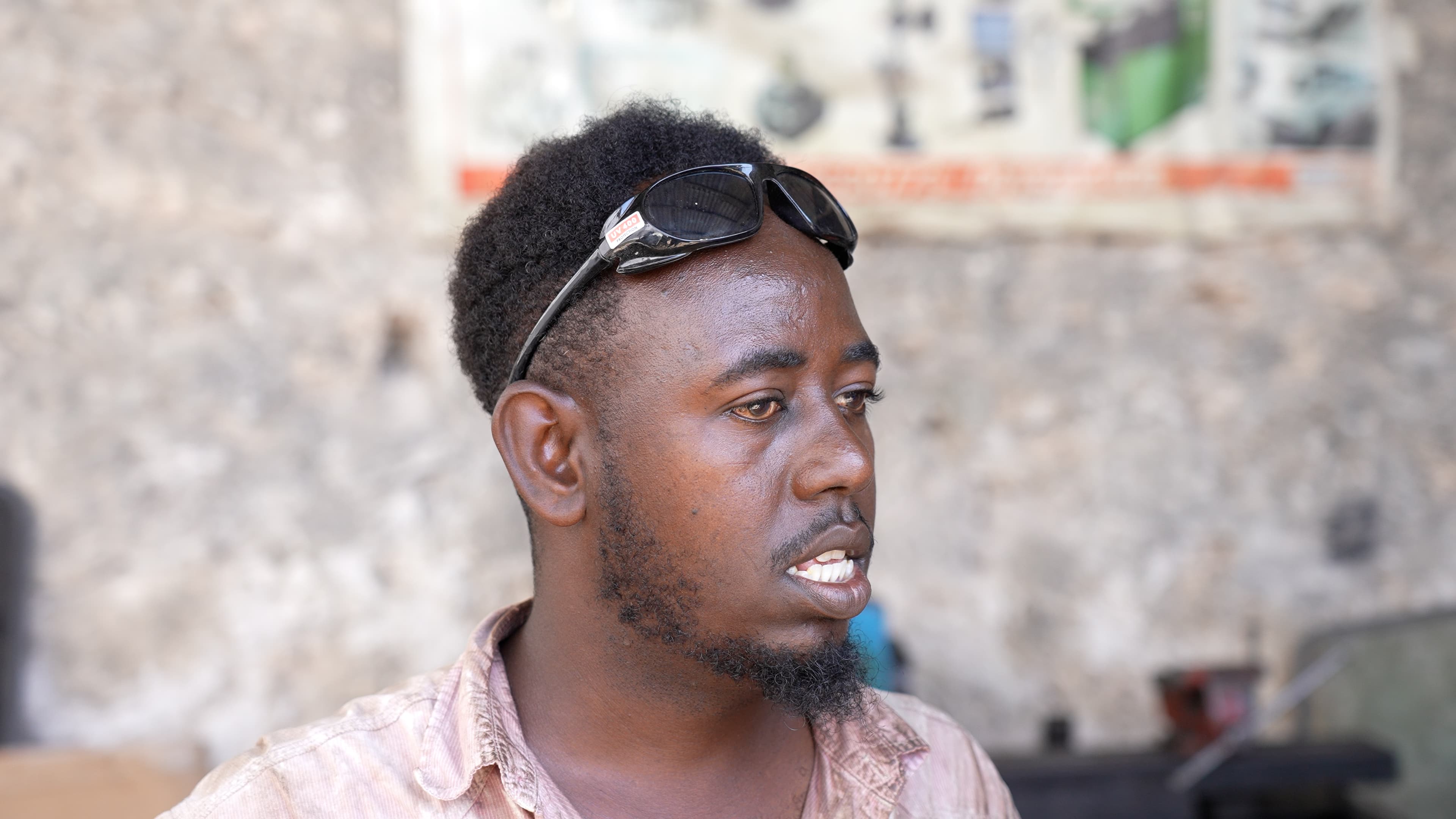 Sawirka: Cali Baashi Macalinka makaanikada ardayda bara, kaas oo ku guda jira howlihiisa shaqo.