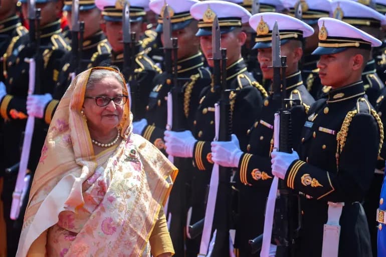 Ra'iisul wasaaraha Bangladesh oo is casishay kana carartay dalka