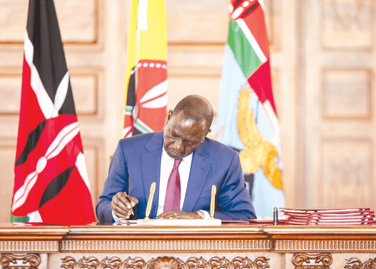 Ruto oo saxiixay sharci lagu qaadanayo Macallimiin iyo dhaqaatiir cusub