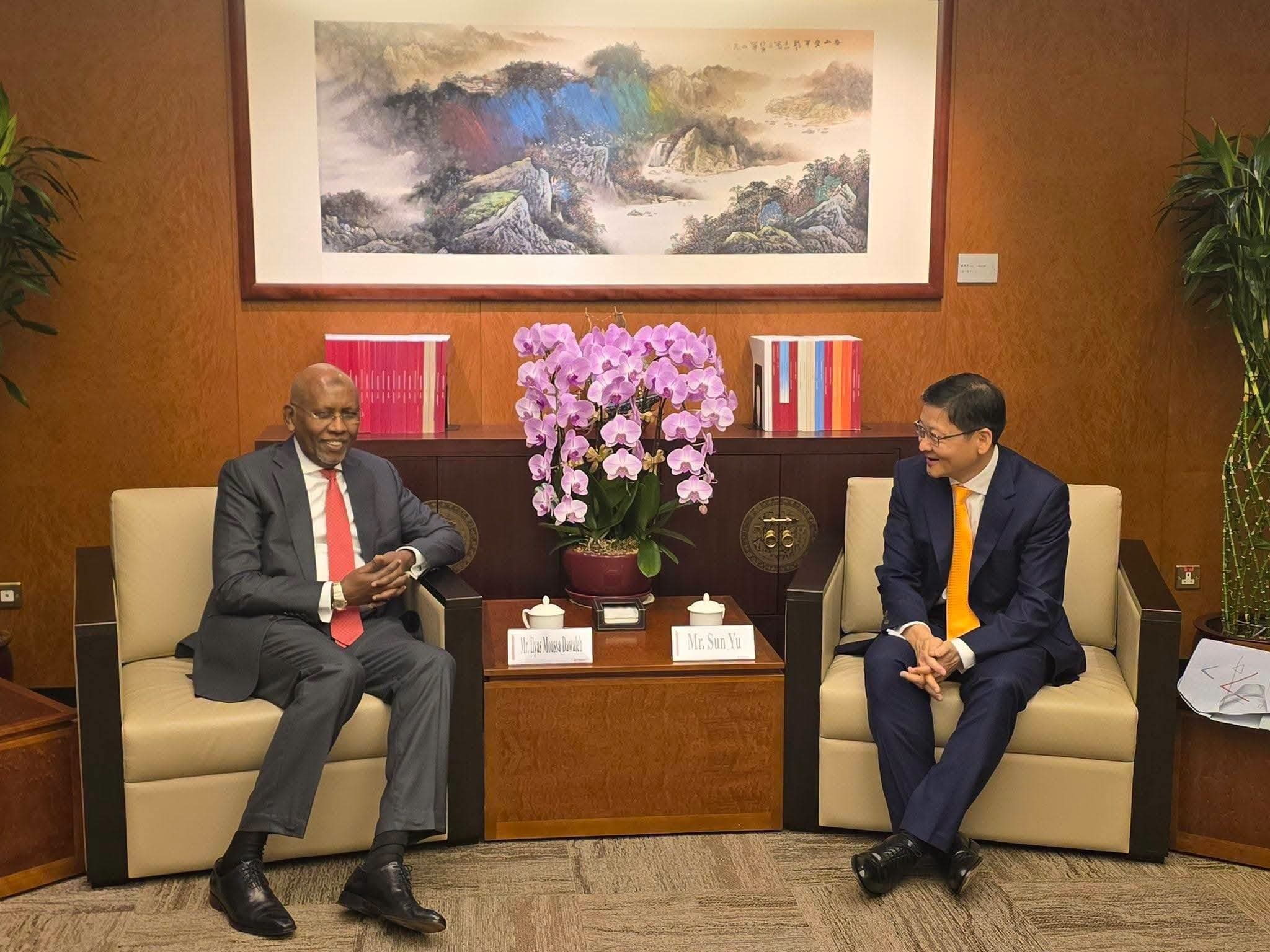 Jabuuti iyo Hong Kong oo ka wada hadlay iskaashi ku saabsan isku xirka gaadiidka badda iyo cirka