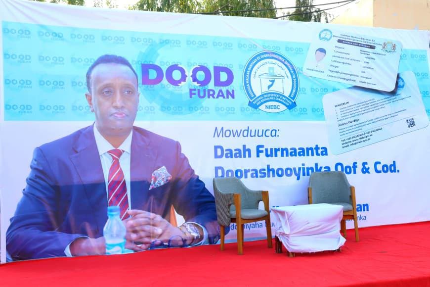 Ku dhowaad 200,000 oo qof ayaa qaatay kaararka codbixinta, inkastoo la diiwangeliyay hal milyan 