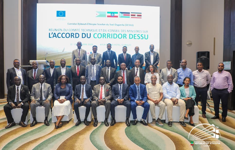 Masuuliyiin ka kala socda Jabuuti, Itoobiya, Koonfurta Suudaan, iyo Ugaanda oo sawir wadajir ah ka qaaday magaalada Jabuuti xilligii shirka Guddiga Farsamada ee dhismaha Maamulka Waddada Ganacsiga DESSU.