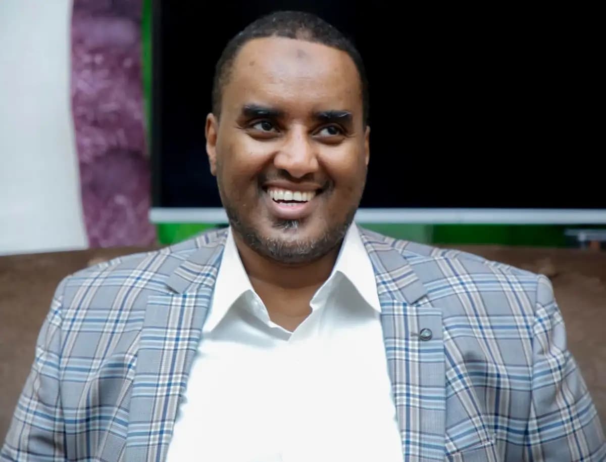 Fahad Yaasiin oo kusoo laabtay Muqdisho kaddib sando uu ka maqnaa 