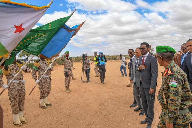 Wasiirka Arrimaha Dibadda Jabuuti oo booqday ciidamada AUSSOM ee Beledweyne