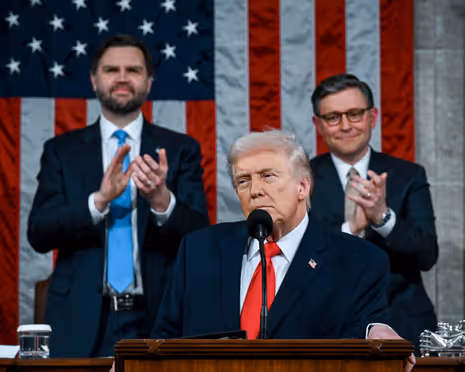 Trump oo ku dhawaaqay dagaal lagu burburinayo xarumaha hubka Iran 