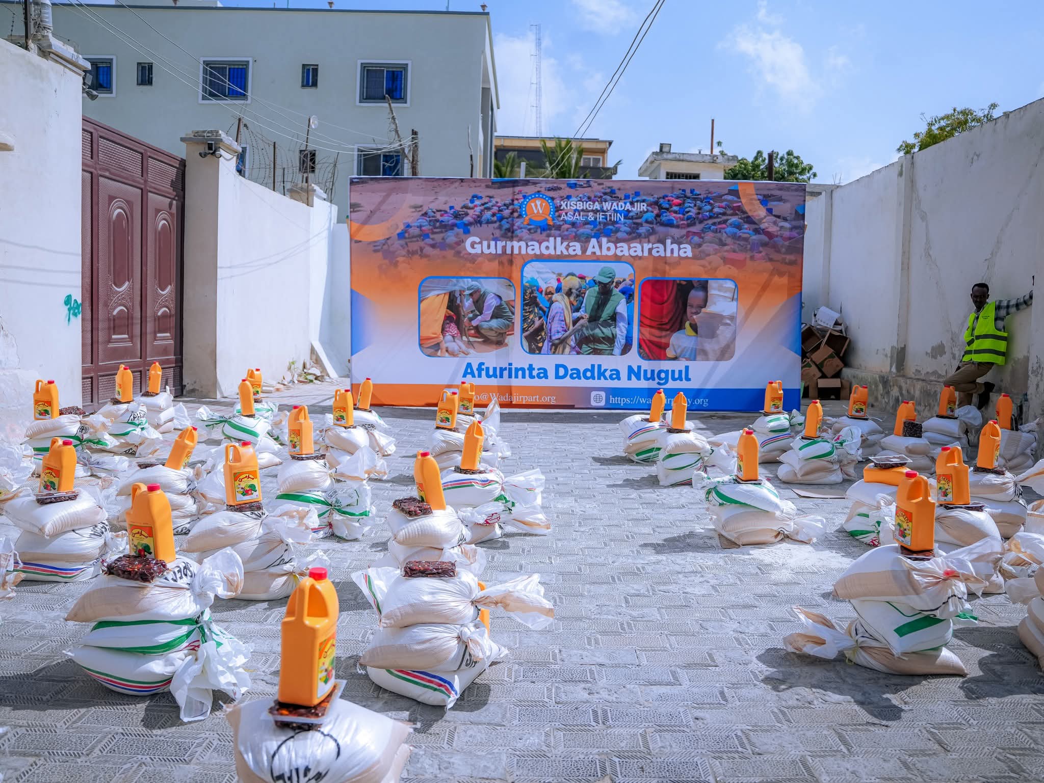 C/raxmaan C/shakuur oo gargaar u fidiyay qoysas barakac ku ah Muqdisho