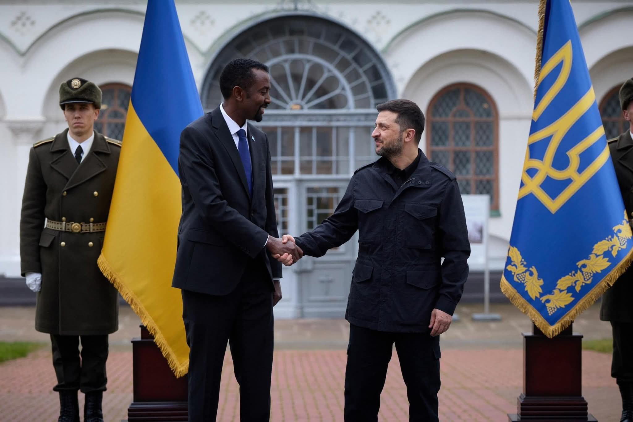 Safiirka Cusub ee Soomaaliya ee Ukraine oo Waraaqaha Aqoonsiga Gudbiyay Madaxweynaha Zelenskyy