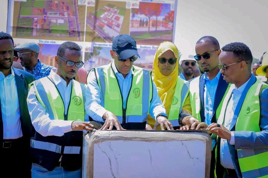 Dowlad Deegaanka Soomaalida oo dhagax-dhigtay kulliyad xirfadaha iyo farsamada Gacanta oo laga dhisayo Qabribayax