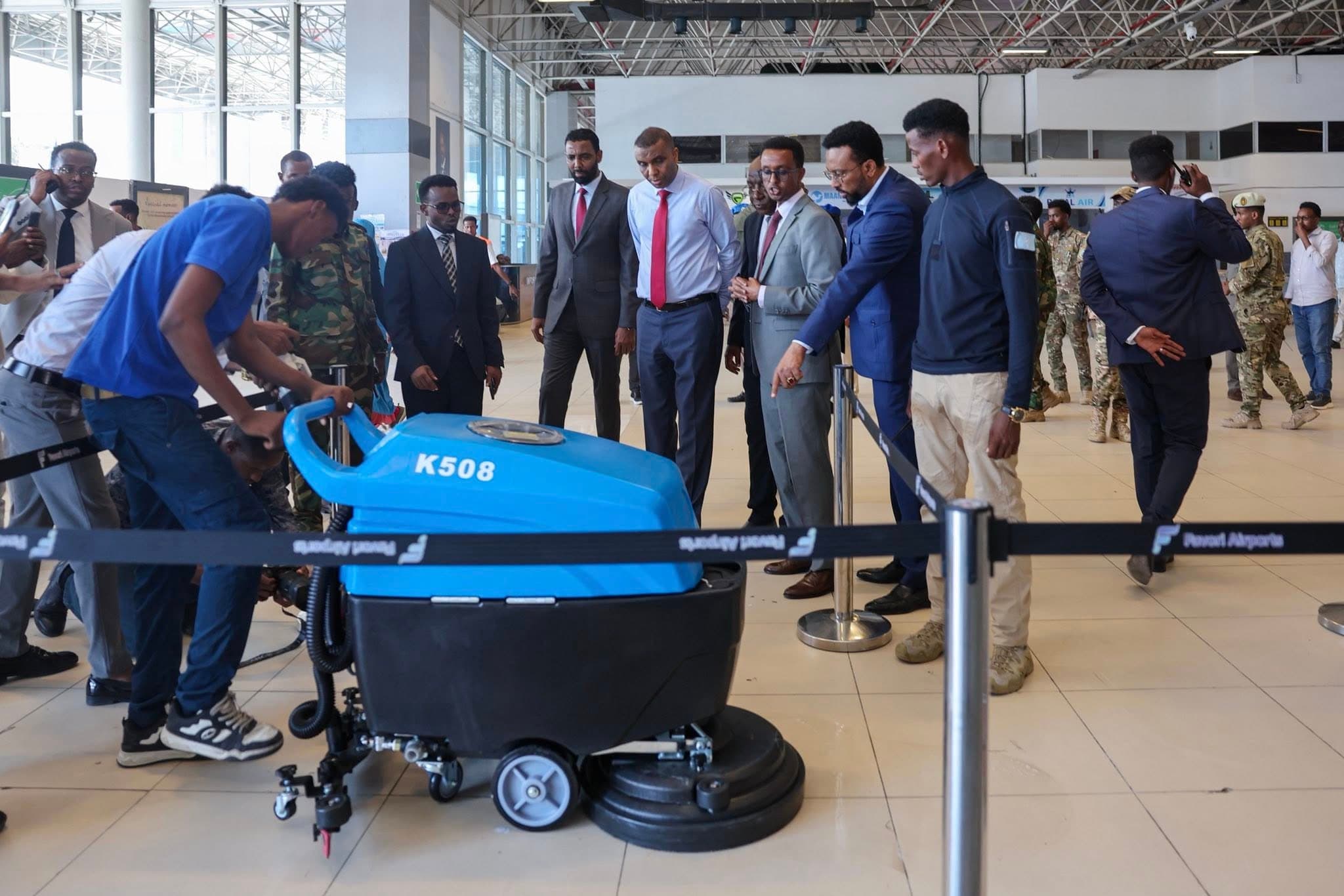 Ra’iisul Wasaare Xamse Cabdi Barre oo kormeeraya garoonka caalamiga ah ee Aadan Cadde