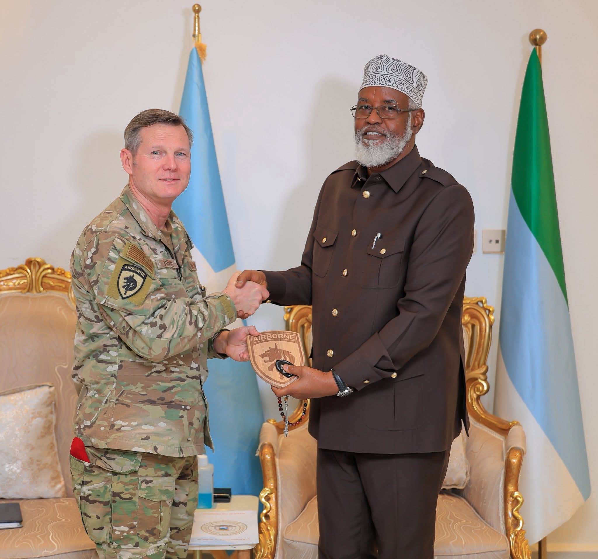 Taliyaha howlgallada gaarka ee AFRICOM oo Kismaayo booqday 