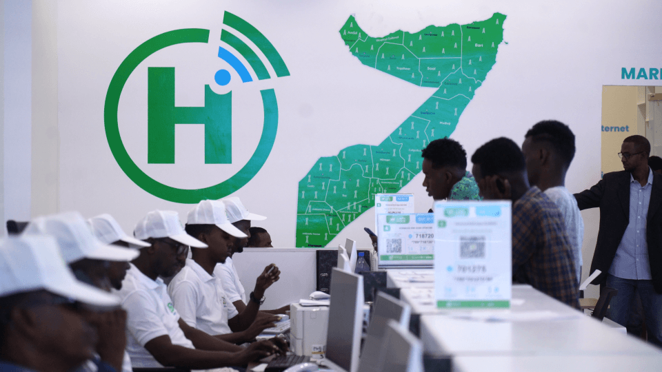 Macaamiisha oo sugaya in loo adeego