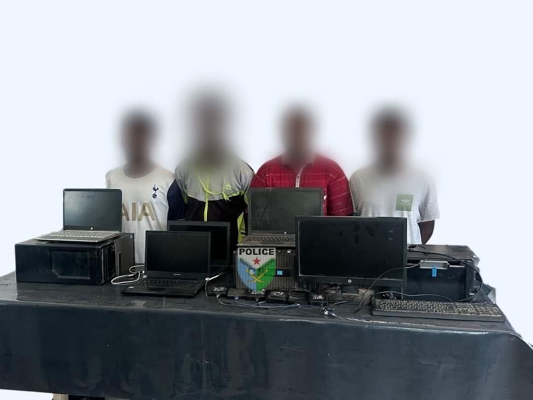 Jabuuti oo gacanta ku dhigtay shabakad sameysa dukumentiyada been-abuurka ah 