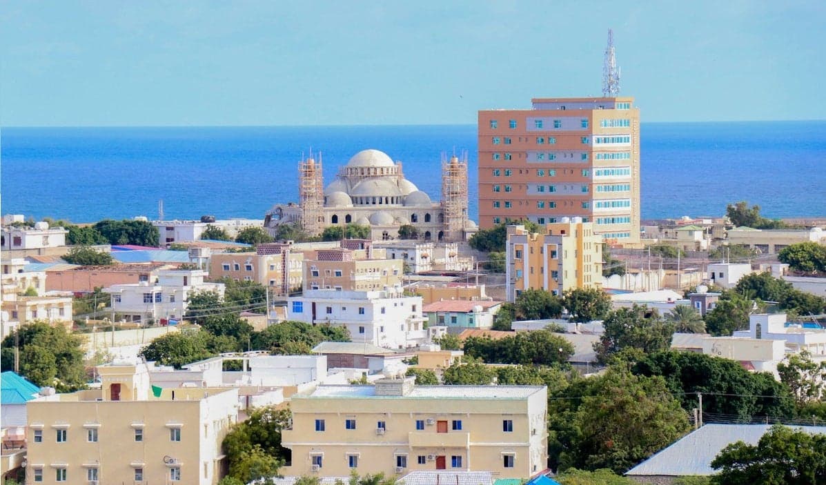 Dowladda iyo Al-shabaab oo si kala duwan uga hadlay qaraxii ka dhacay Muqdisho