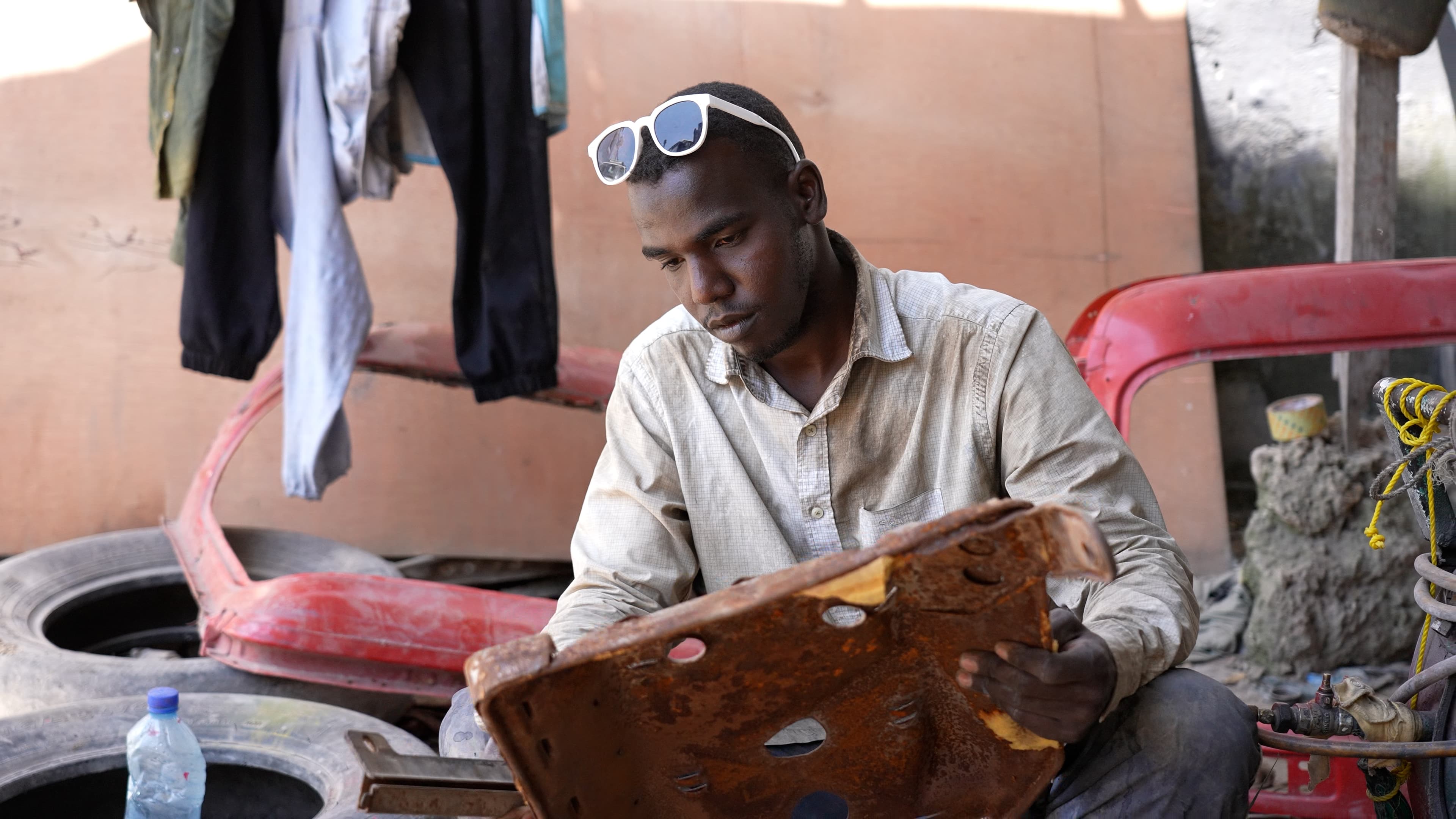 Sawir: Xasan Cariif   oo ku guda jira shaqadiisa