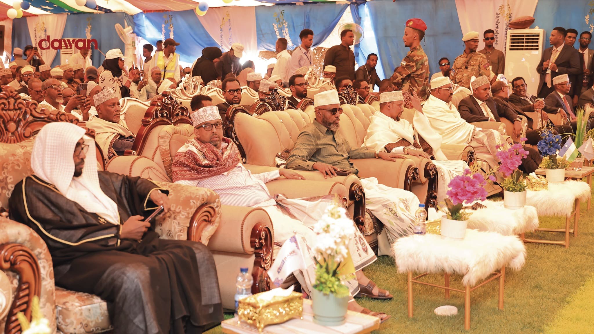 Qaar ka mid ah mas'uuliyiinta iyo oday dhaqameedka ka qeybgalay caleema saarka 