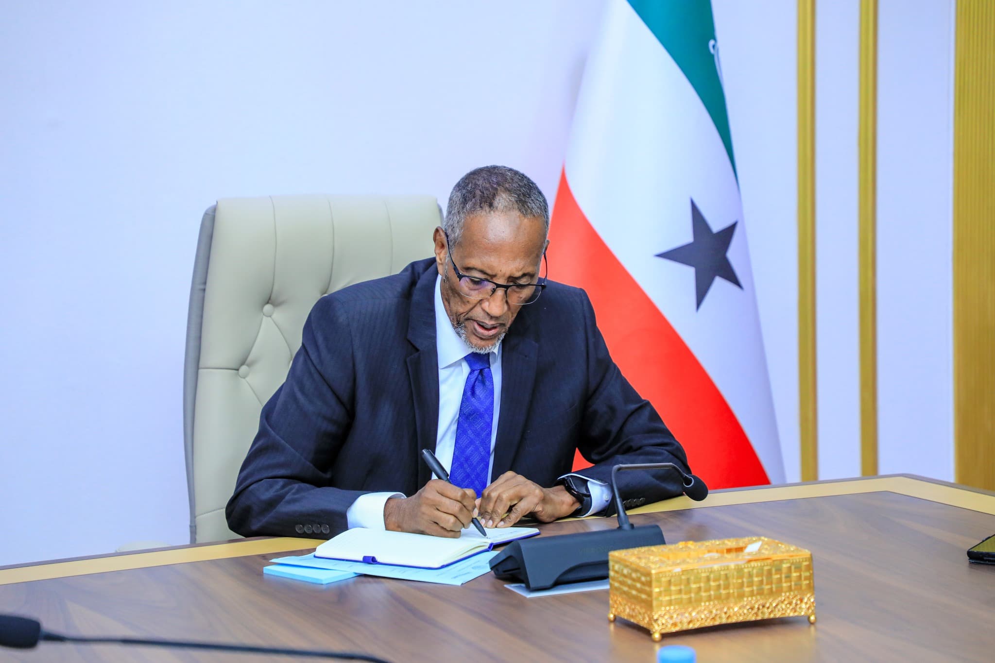 Biixi oo ka hadlay muranka ictiraafka Somaliland, su’aalana geliyay safarrada Cirro ee Israel 
