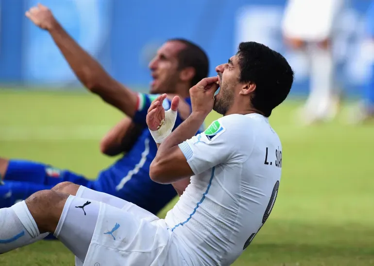 Qaniinyadii Suárez ee Chiellini