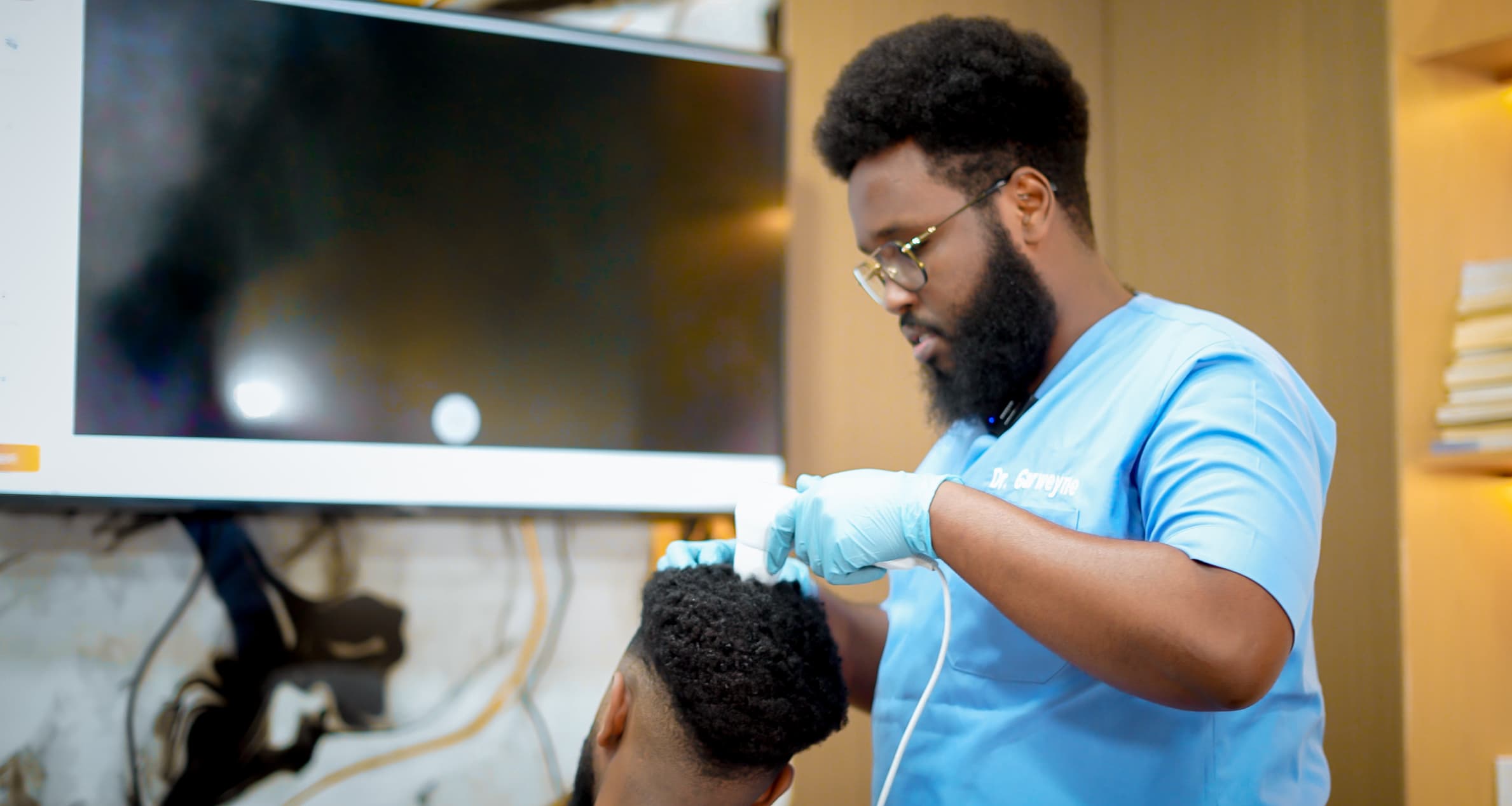  Amiin Garweyne, Dhakhtarka dhakhtarka timaha maqaarka  iyo cidiyaha 