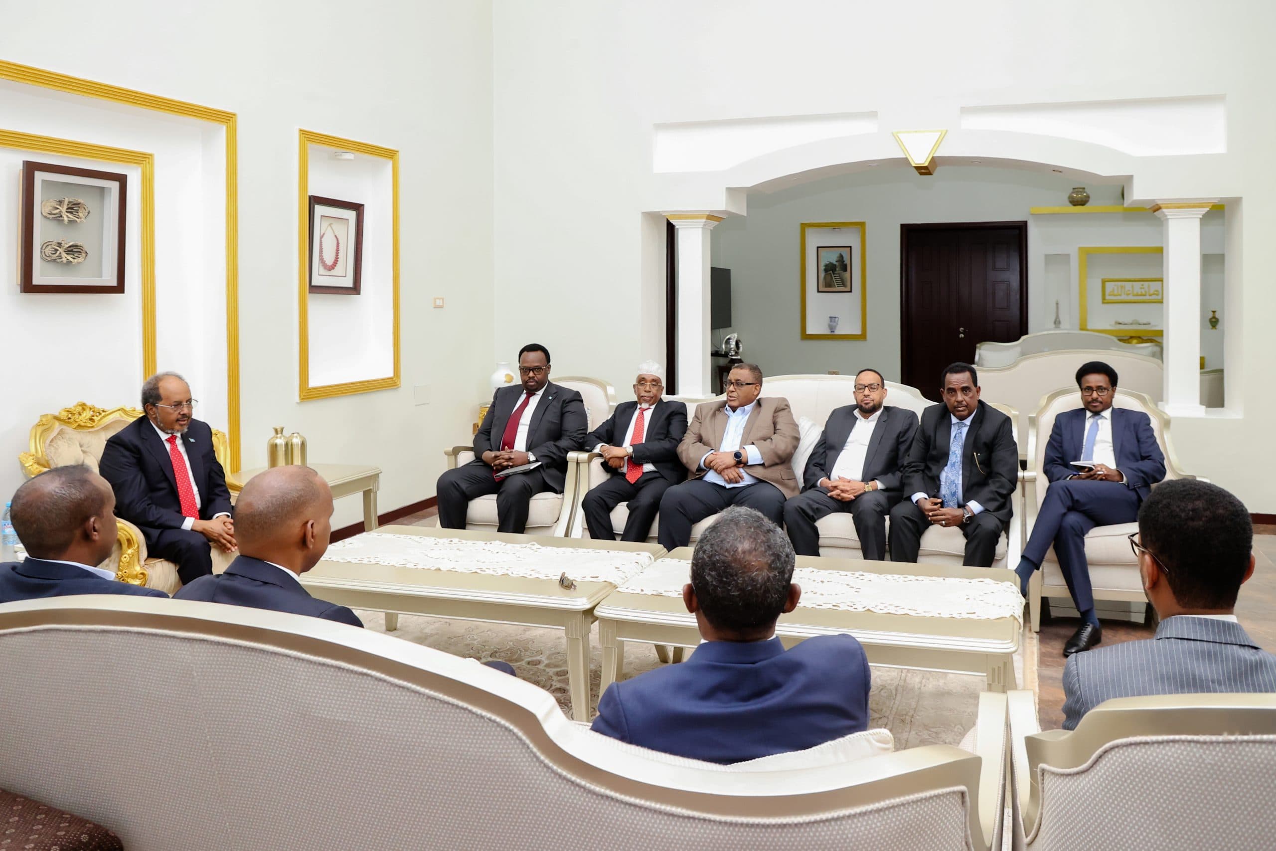 Wadahadalladii Madasha Samatabixinta iyo Madaxweynaha oo raja beel taagan.