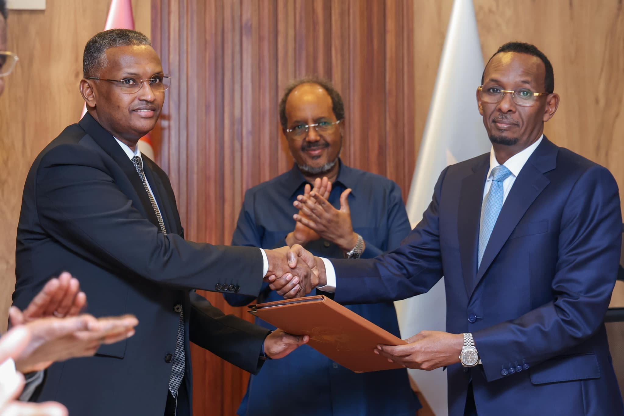 Mahad Salaad agaasimihii hore ee Cusub oo xilka la wareegay.