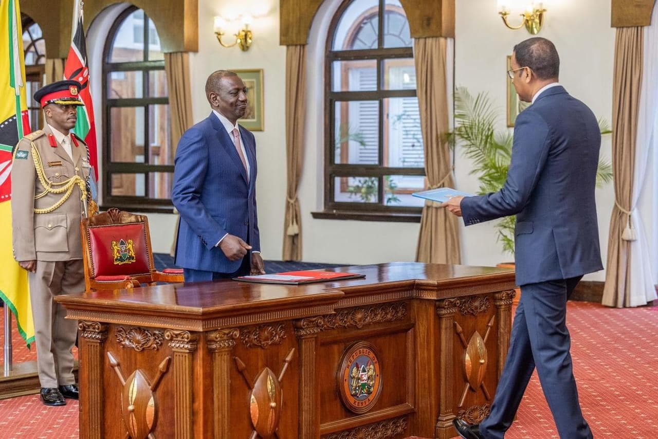 Ruto oo warqadaha aqoonsiga ka gudoomay safiirka cusub ee Soomaaliya