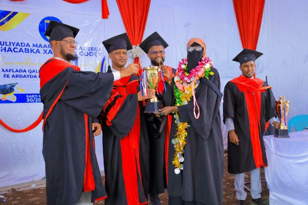 130 arday oo ka qalinjabiyey kulliyadda Maareynta Adeegga Shacabka ee Godey