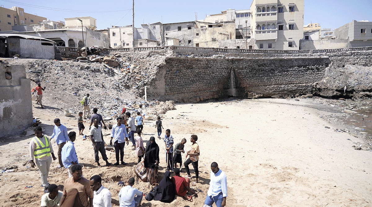 Dhallinyarada oo nadiifinaya xeebta Curubo 