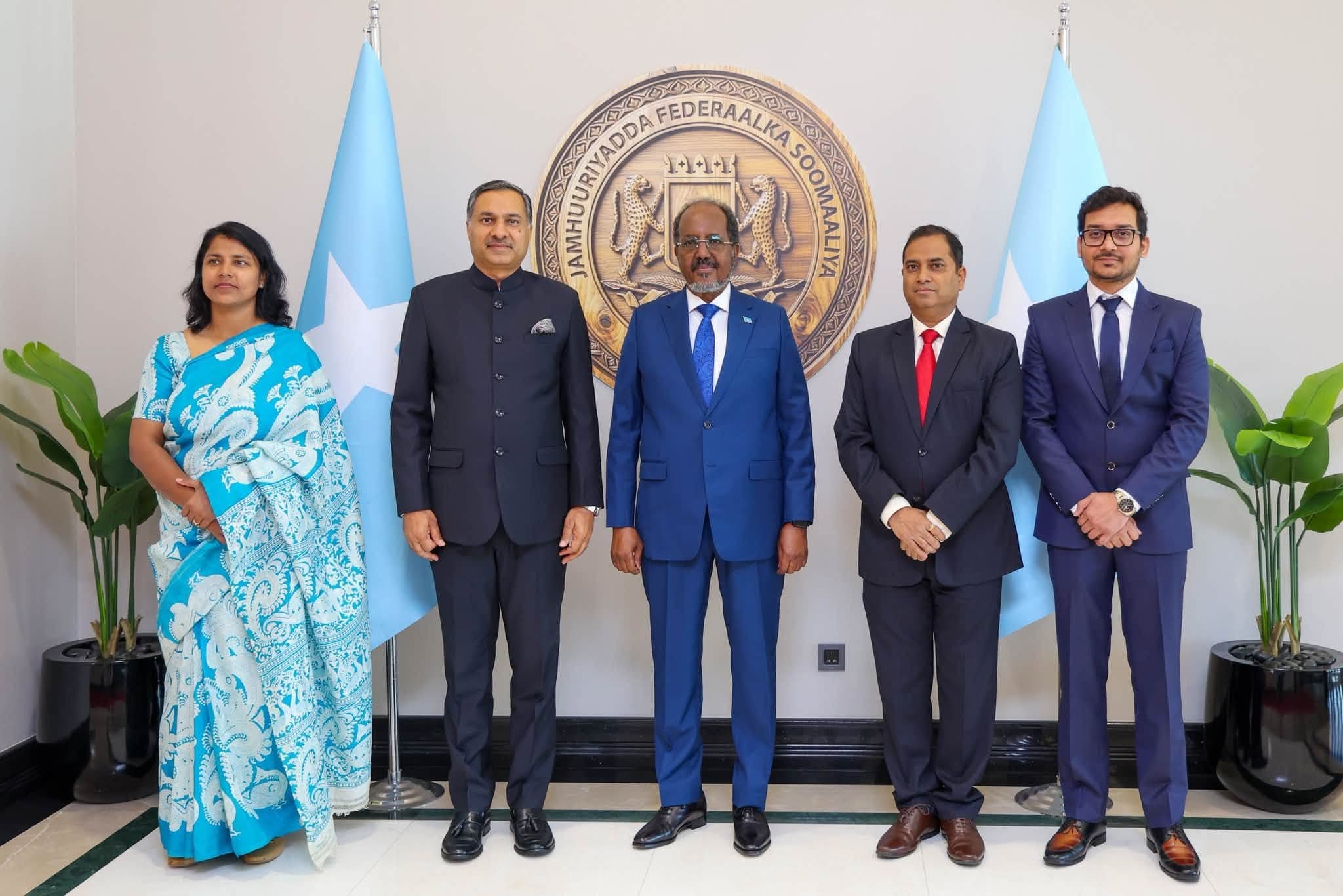 Madaxweynaha Soomaaliya oo waraaqaha aqoonsiga ka guddoomay safiirrada toddobo dal
