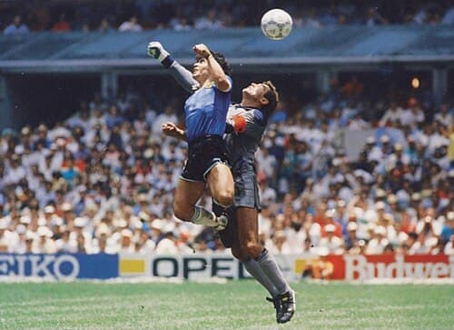 Goolkii uu Maradona ku dhaliyay gacanta
