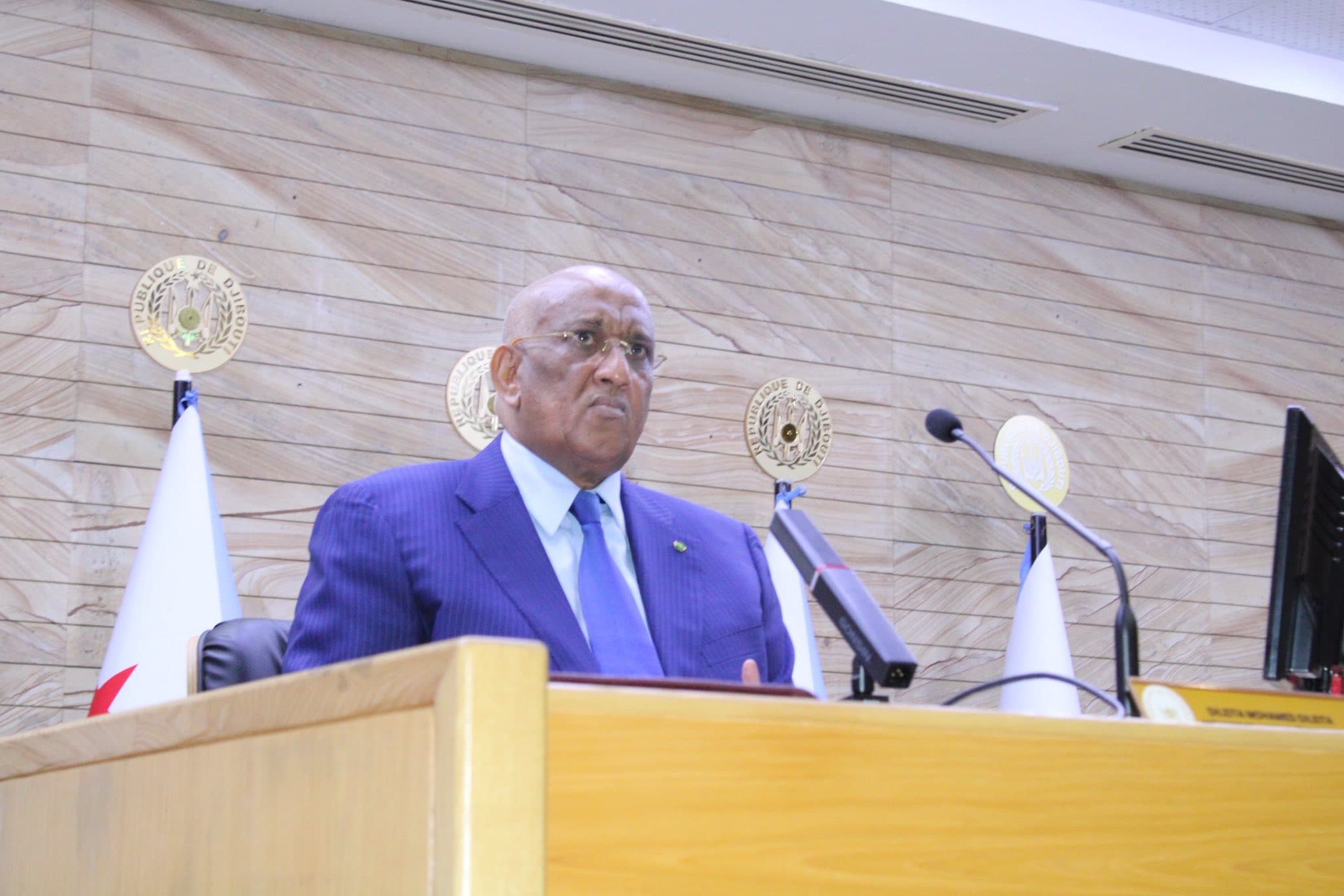 Guddoomiyaha Baarlamaanka Jabuuti Dileita Maxamed Dileita oo khudbad ka jeedinaya kulanka baarlamaanka ee looga hadlayo wax-ka-beddelka dastuurka, isagoo taagan minbarka golaha baarlamaanka.