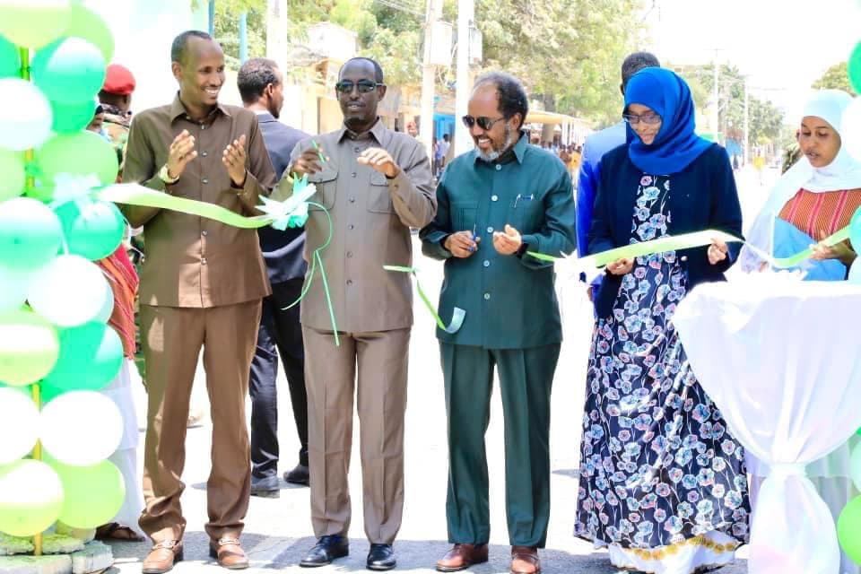 Guddoomiyihii hore  Gobolka Banaadir, Madaale, iyo Madaxweyne Xasan Sheikh Mohamud oo si wadajir ah u xarigga  jaraya Waddada Maxamuud Xarbi, Muqdisho – Oktoobar 15, 2023. : Sawirka -Villa Somalia