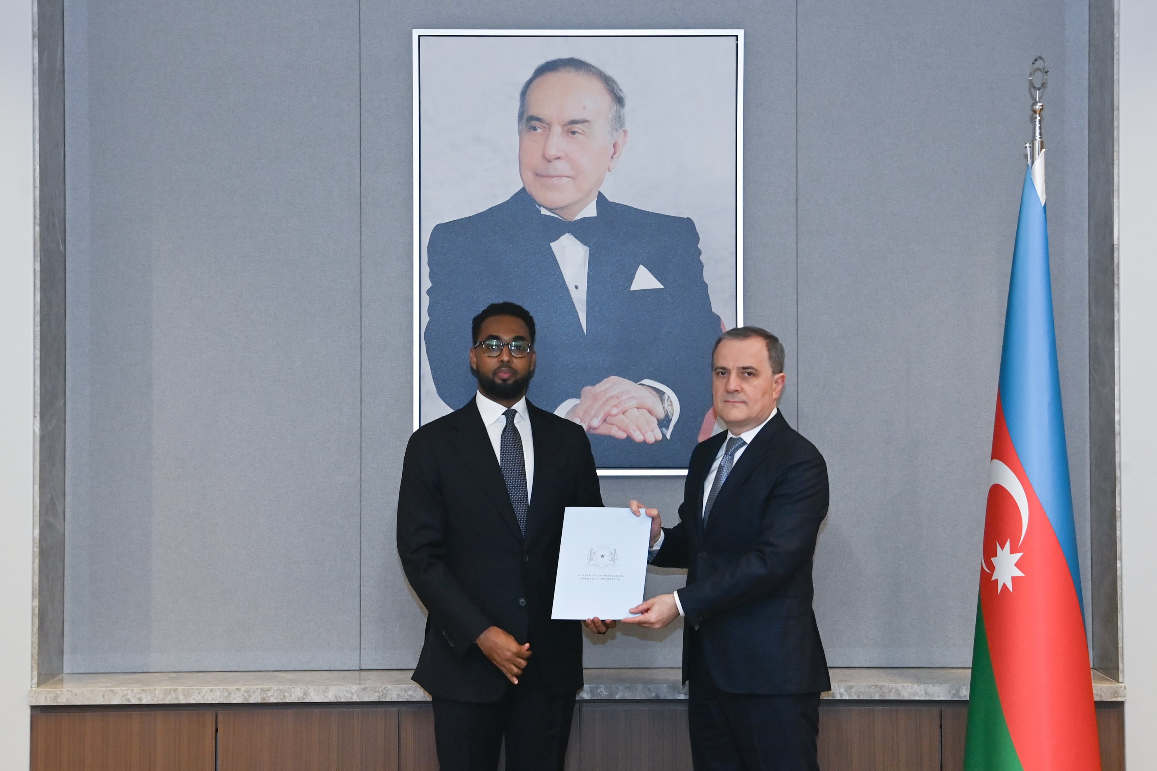 Safiirka Soomaaliya ee Azerbaijan oo gudbiyey waraaqaha aqoonsiga