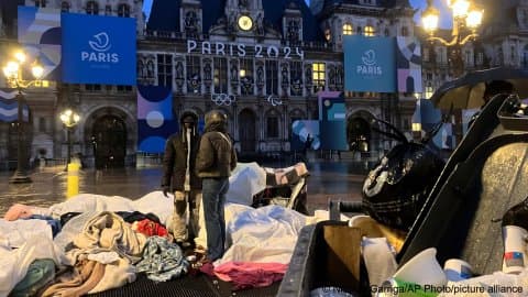 Qoysas Habeen Ku Hoyday Banaanka hore ee  Xarunta Magaalada Paris.