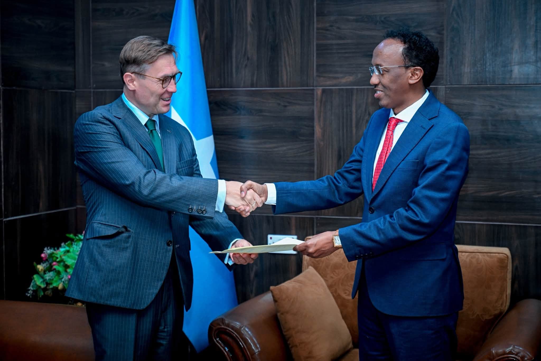Wasiir Ku-xigeenka Arrimaha Dibadda Soomaaliya oo nuqullada warqadaha aqoonsiga ka aqbalay safiirka cusub ee Midowga Yurub