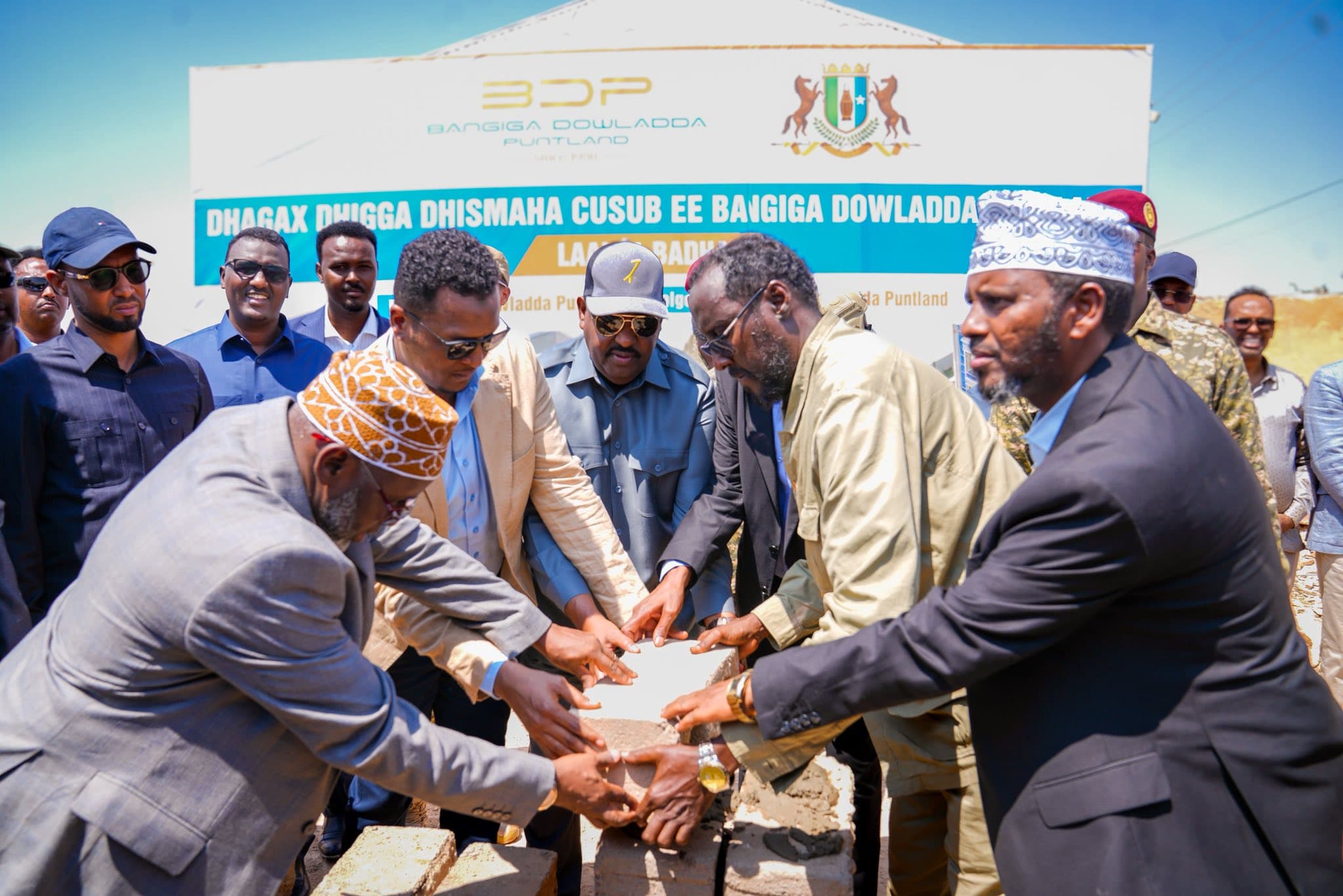 Deni oo dhagax-dhigay xarunta Bangiga Puntland ee Badhan