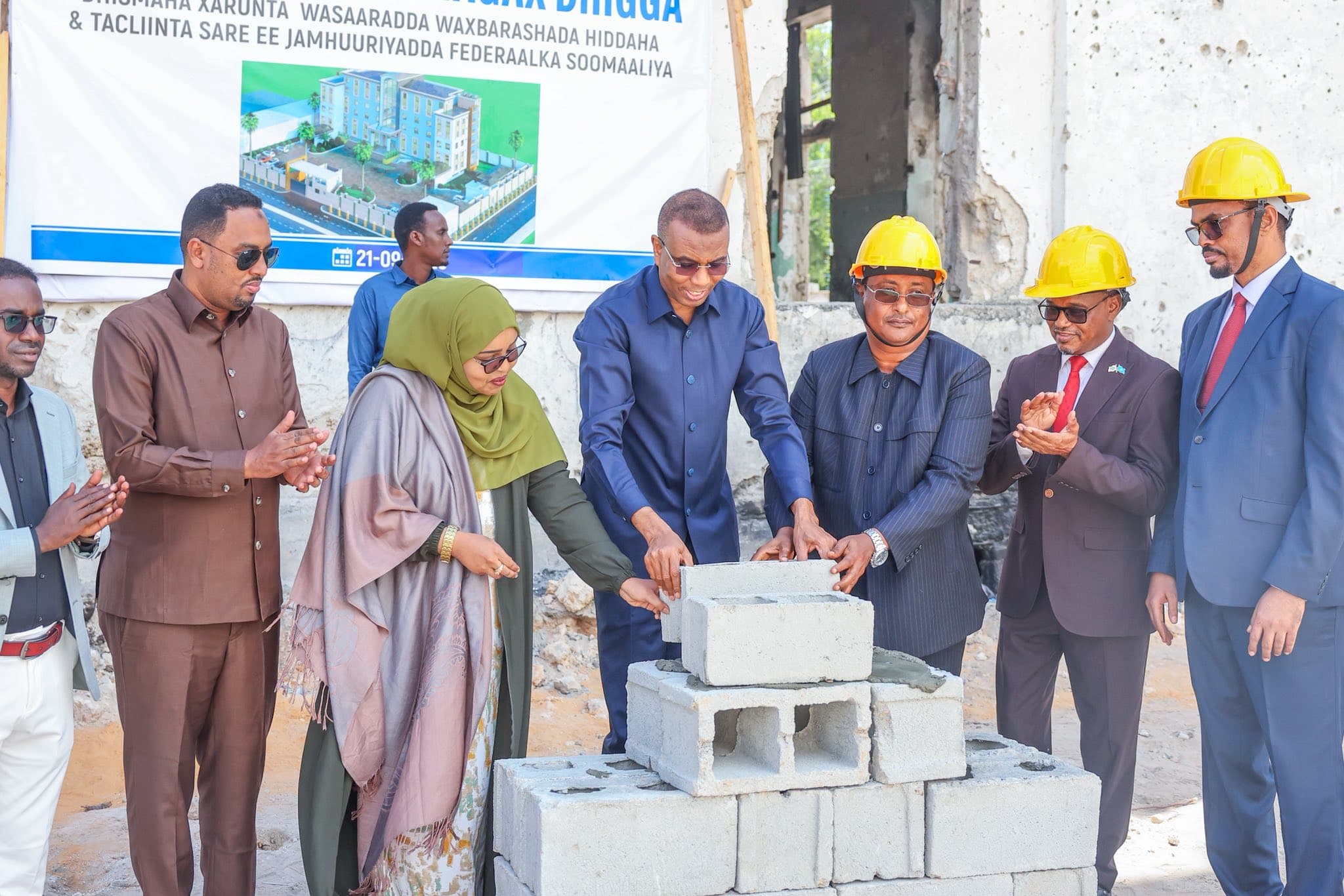 Xamse oo dhagax dhigay xarunta wasaaradda waxbarashada Soomaaliya.