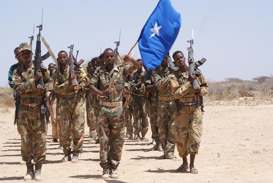 Dowladda Soomaaliya oo ku dishay hoggaamiye Al-Shabaab ah maqaayad uu fadhiyey