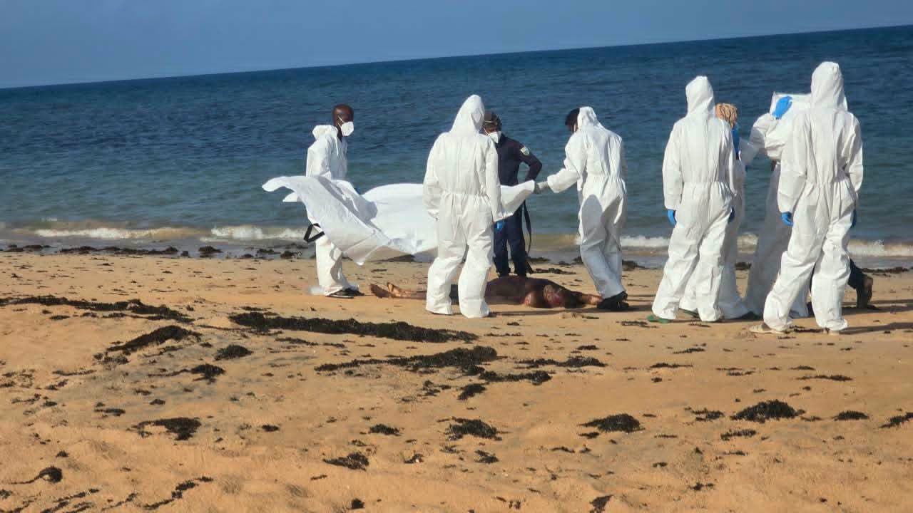 Doon ku Degtay Xeebaha Jabuuti oo ay ku Dhinteen In Ka Badan 100 Qof