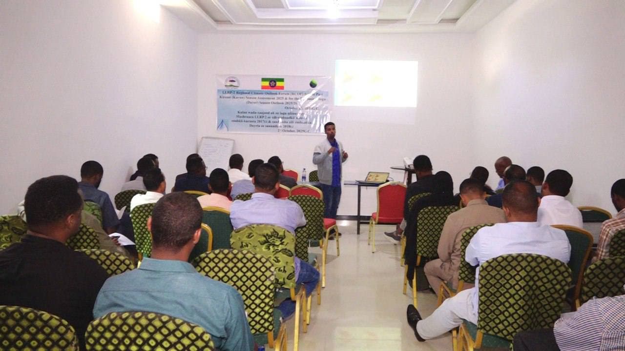 Sawir muujinaya kulan lagu qabtay magaalada Jigjiga oo ay ka qaybgalayaan mas’uuliyiin iyo khubaro ka tirsan Deegaanka Soomaalida ee Itoobiya, iyagoo ka doodaya saadaasha roobabka Dayrta iyo qorshaha kaydinta biyaha, laguna qabanayo barnaamijka LLRP ee adkaysiga nololmaalmeedka.