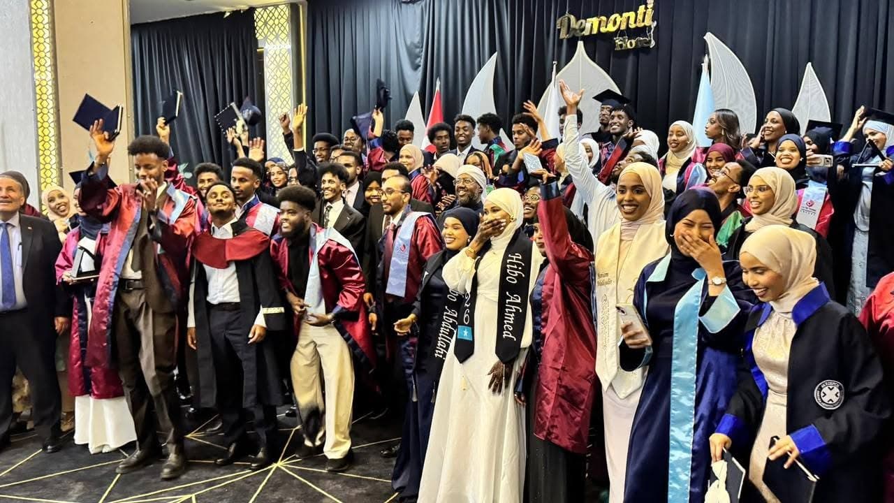 Qaar ka mid ah ardayda sanadkan ka qalin jebisay jaamcadaha Ankara 