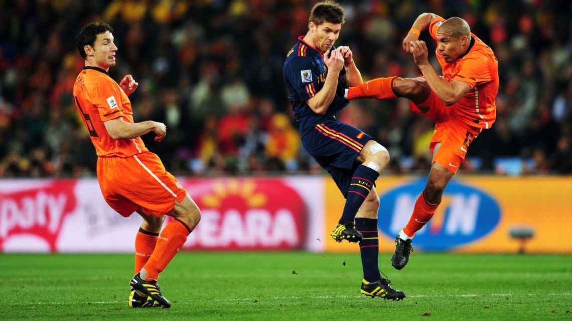 Haraatidii Nigel de Jong ee Alonso 2010-kii
