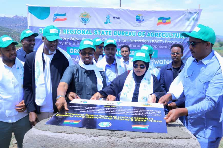 Mas’uuliyiinta Dowlad Deegaanka Soomaalida Itoobiya oo dhagax-dhigay mashruuca Baabile–Canod-I ee waraabka qoraxda ku shaqeeya, oo ay maalgelisay hay’adda IFAD si kor loogu qaado waxsoosaarka beeraha iyo la-qabsiga isbeddelka cimilada ee deegaanka Faafan.