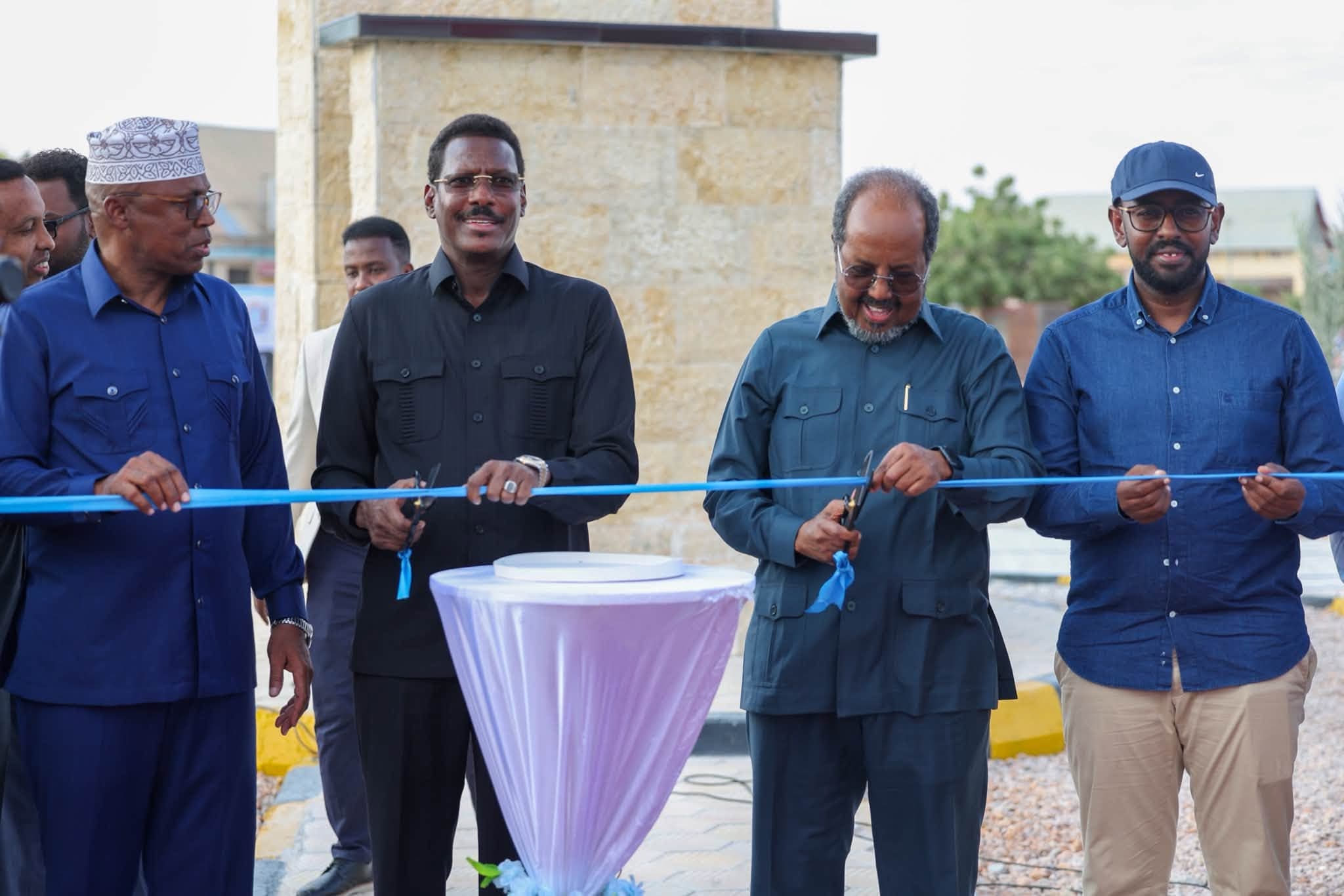 Madaxweyne Xasan Sheekh oo Qoorqoor ugu magac daray mashruuc horumarineed oo Dhuusamareeb laga hirgeliyay