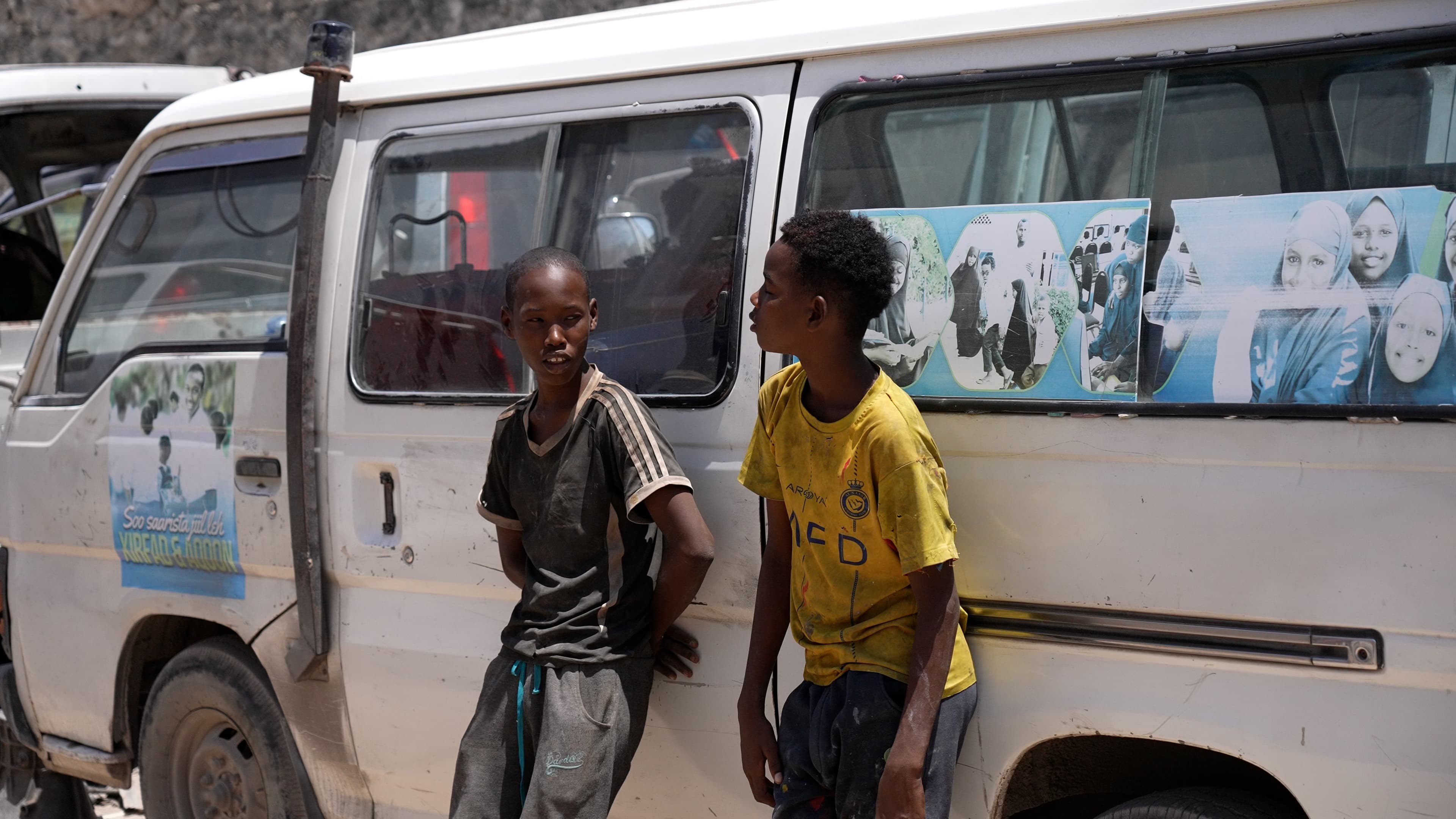  Sawir Muujinaya laba wiil oo  kamid ah dhalinyarada  barata  xirfada cilad bixinta Baabuurta.