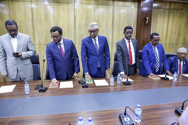 Masuuliyiinta isku haya wasiirnimo iyo xildhibaanimo oo lagu amray inay mid banneeyaan 