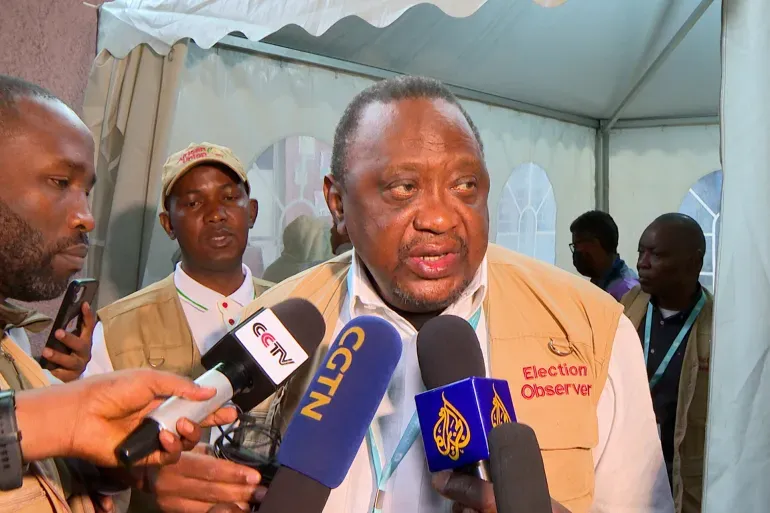 Madaxweynihii hore ee Kenya, Uhuru Kenyatta, oo ah madaxa ergada Midowga Afrika ee kormeeraysa doorashooyinka Itoobiya.