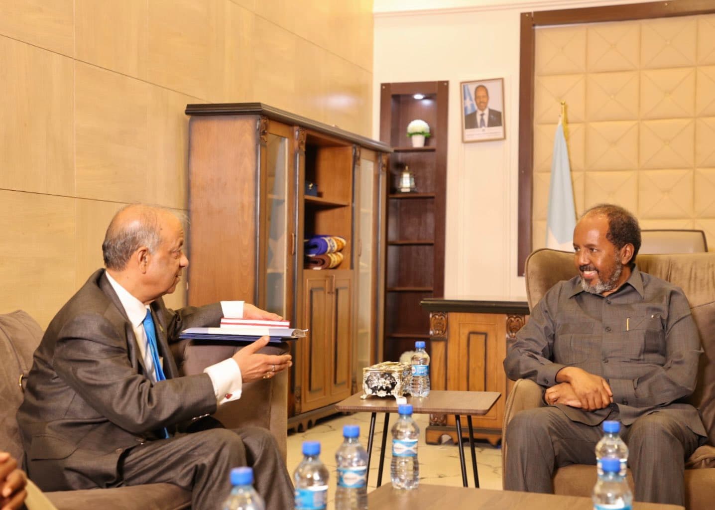 Madaxweyne Xasan oo la kulmay wakiilka QM u qaabilsan howlgallada