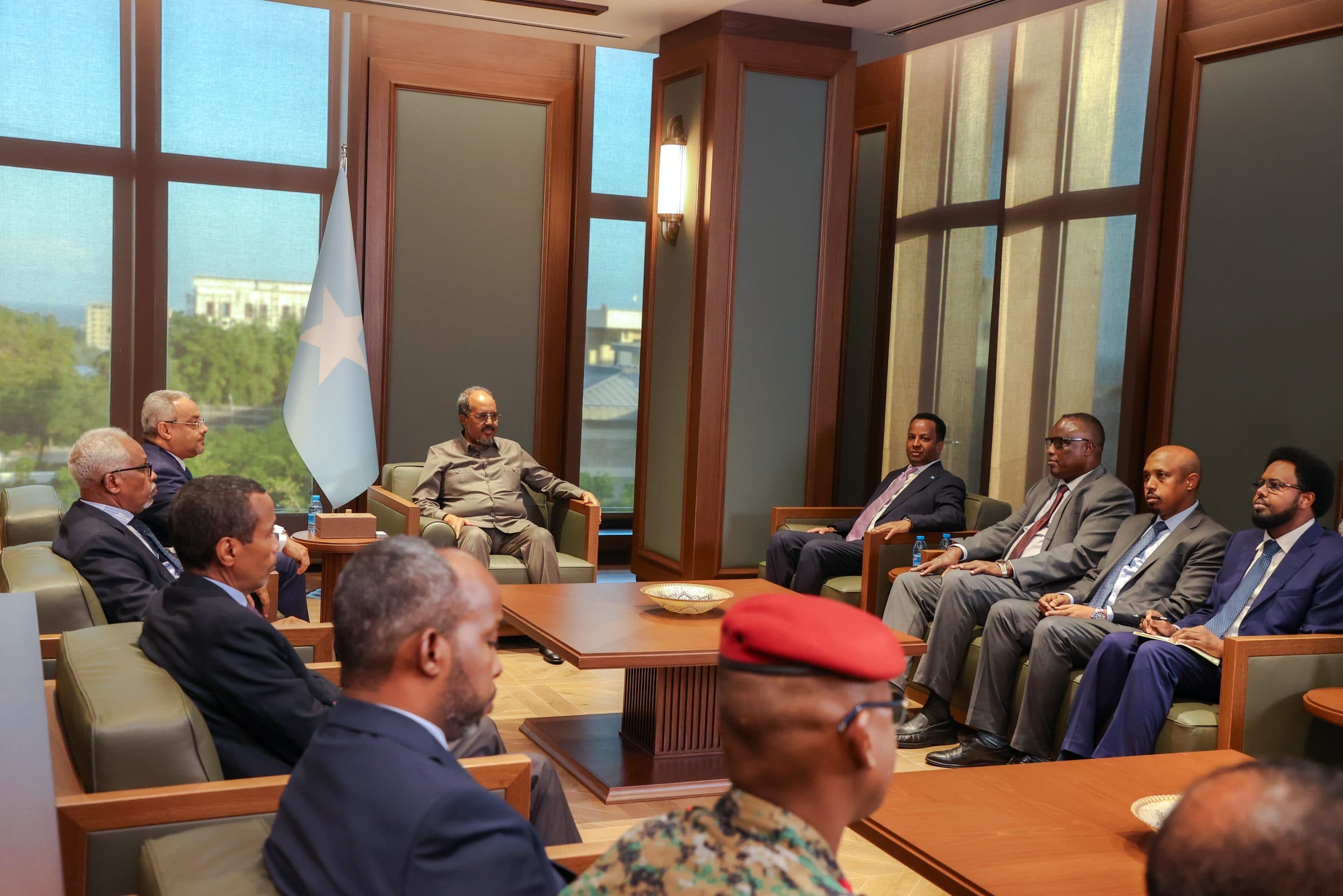 Madaxweyene Xasan oo la kulmay Wasiirka Arrimaha Dibadda Jabuuti.