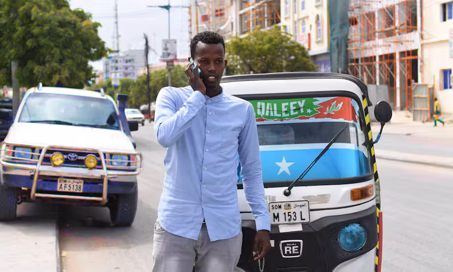 Qof Soomaali ah oo taleefan ku hadlaya