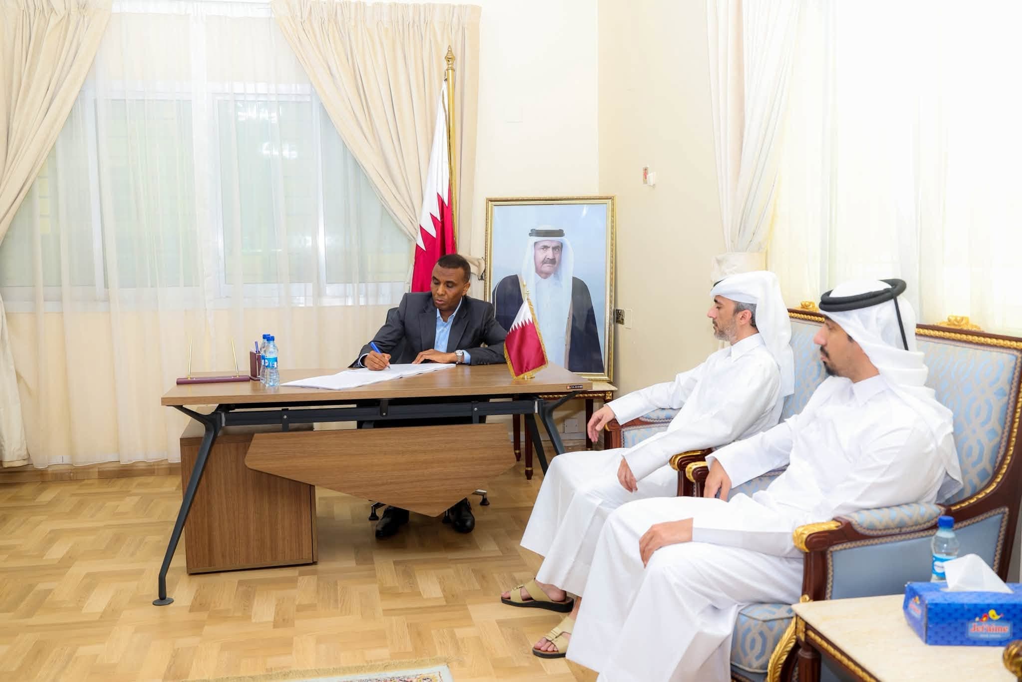 Xamsa oo Safaaradda Qatar u tegay tacsida geeridii Amiirkii hore ee dalkaas